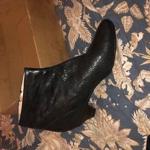 Frye woman’s boot. Size7.5 only worn once.
